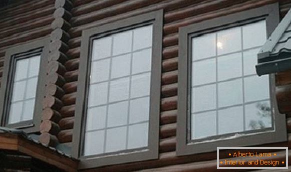 Krásne lemovanie okien v drevenom dome, foto 10
