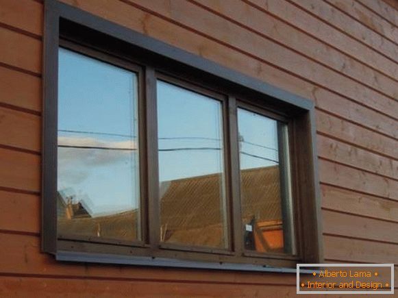 Plošiny na okná v drevenom dome, foto 12