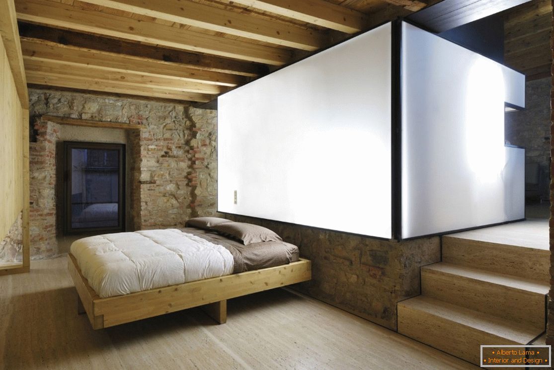 Spálňa v drevenom dome v meste Brescia