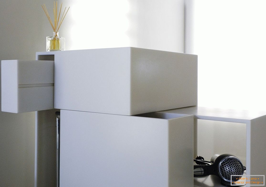 Zaujímavý dizajn skrinky bielej farby doma