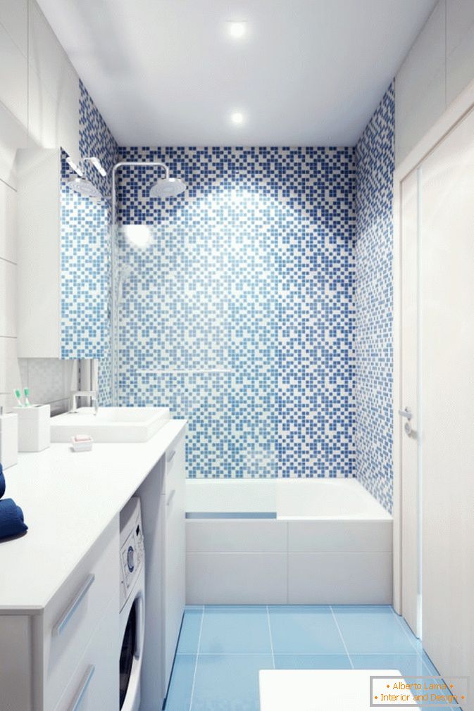 Biela a modrá kúpeľňa malého štúdia v Rusku
