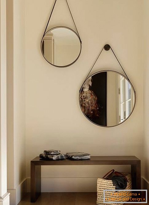 Okrúhle zrkadlá na chodbe - fotografický dizajn v modernom štýle