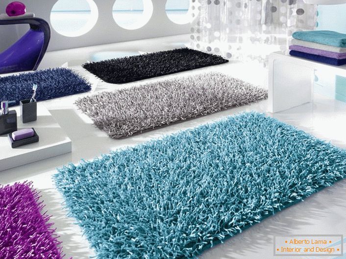 Jasné farebné kúpeľňové rohože môžu byť použité nielen na vykonávanie praktických úloh, ale aj na vytvorenie útulnej a príjemnej atmosféry.