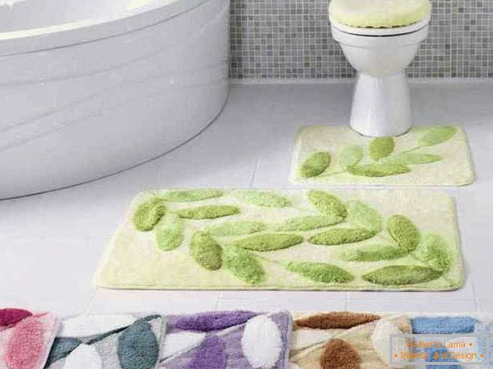 Na dizajn kúpeľne sa rohože používajú v jednofarebnom riešení. Rovnaký dizajn prináša obraz interiéru kompletný a štýlový.