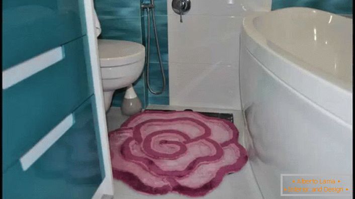 Koberec vo forme mäkkej ružovej ruže pre malú kúpeľňu. 