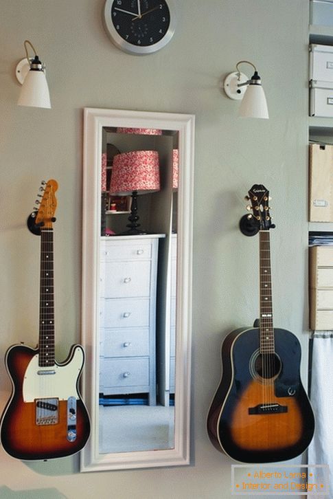 Vertikálne zrkadlo a dve ohromujúce gitary