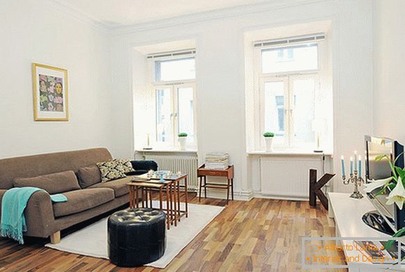 Obývacia izba malého bytu vo Švédsku