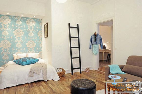 Spálňa malého bytu vo Švédsku