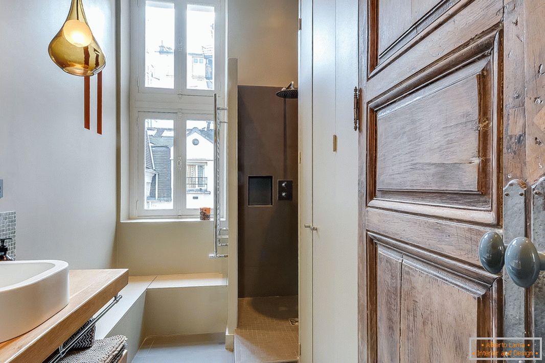 Kúpeľňa v štýle minimalizmu s diakritikou na starožitnosti