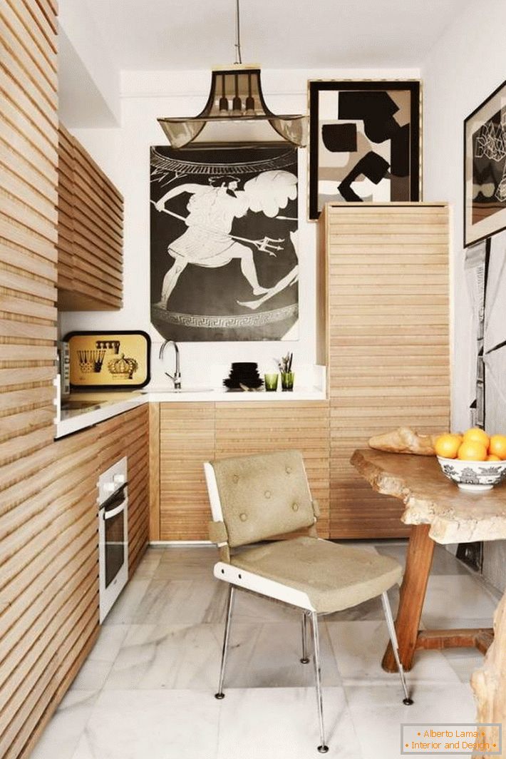 rozprávkové drevená-kuchyňa-set-in-a-malom kuchynskom priestore-spolu s prácou s drevom-jedálenský stôl-a-retro-sedačková i-nádherné-prívesok-dekor