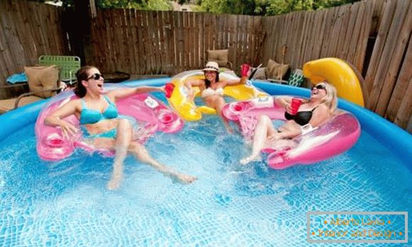 Kvalitný nafukovací bazén pre letnú dovolenku - fotky s dospelými
