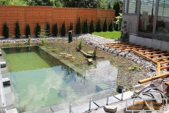 Mierne rybník alebo bazén na pozemku s vlastnými rukami fotografie