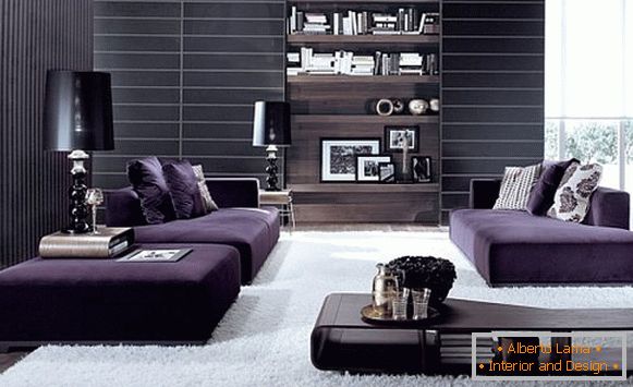 Obývacia izba v fialovo-bielom dizajne
