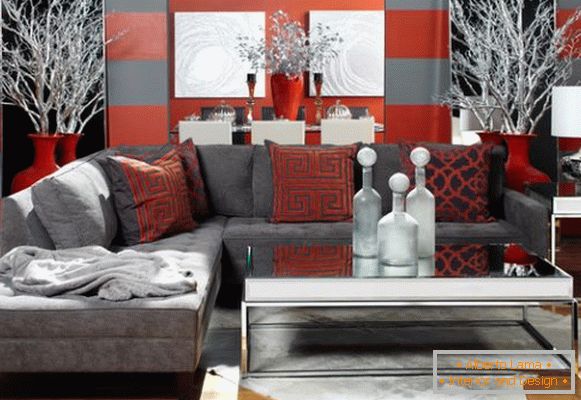 Obývacia izba v šedo-červených tónoch