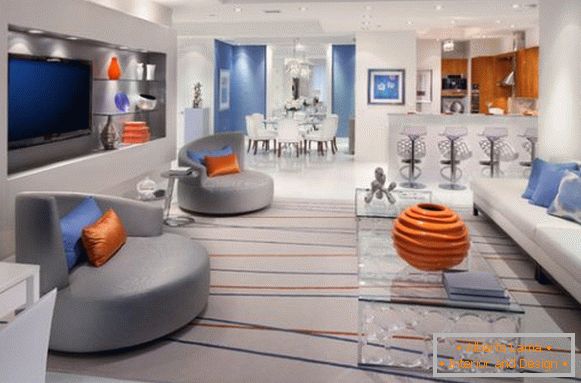 Kombinácia oranžovej a modrej v šedej obývacej izbe