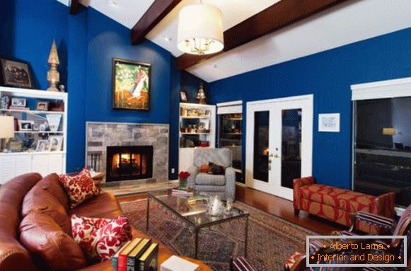 Kontrastné farby v dizajne obývacej izby