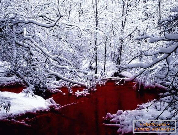 Krvné červené jazero v Kanade