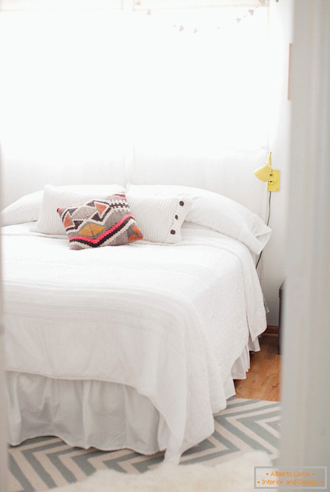 Malá spálňa v bielej farbe