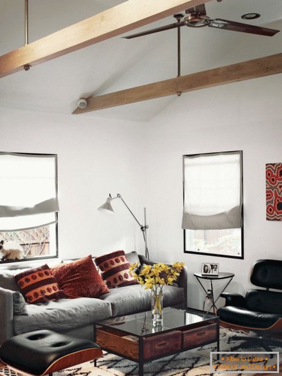 Útulný malý obývacia izba s dizajnovým nábytkom