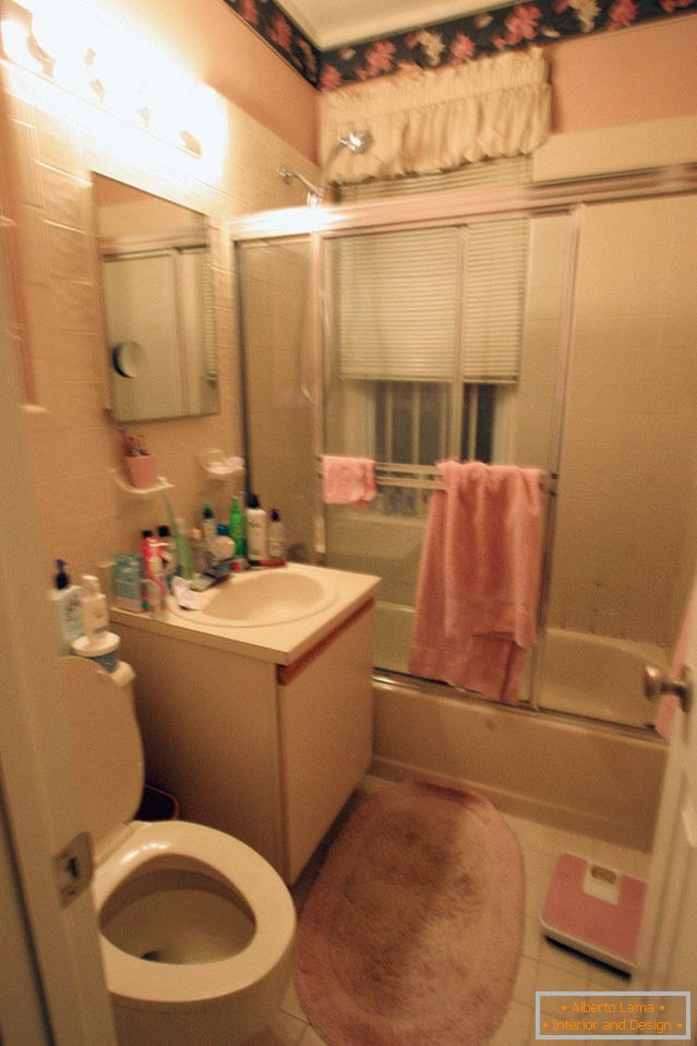 Interiér malého kúpeľňa pred opravou