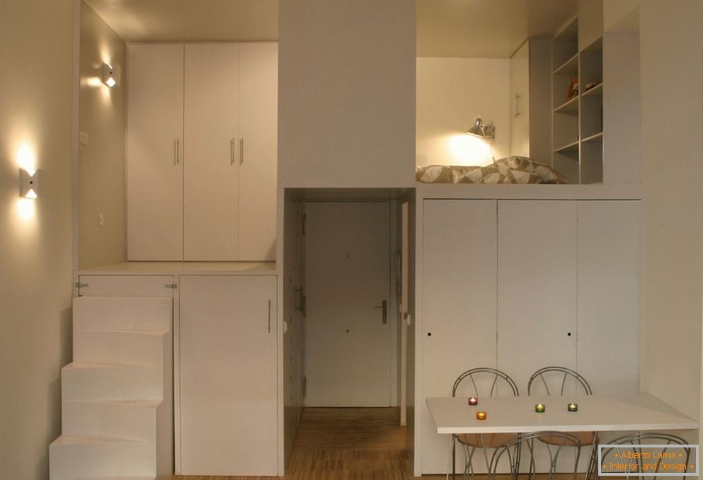 Malý bytový dom: štýlové podkrovie v bielej farbe