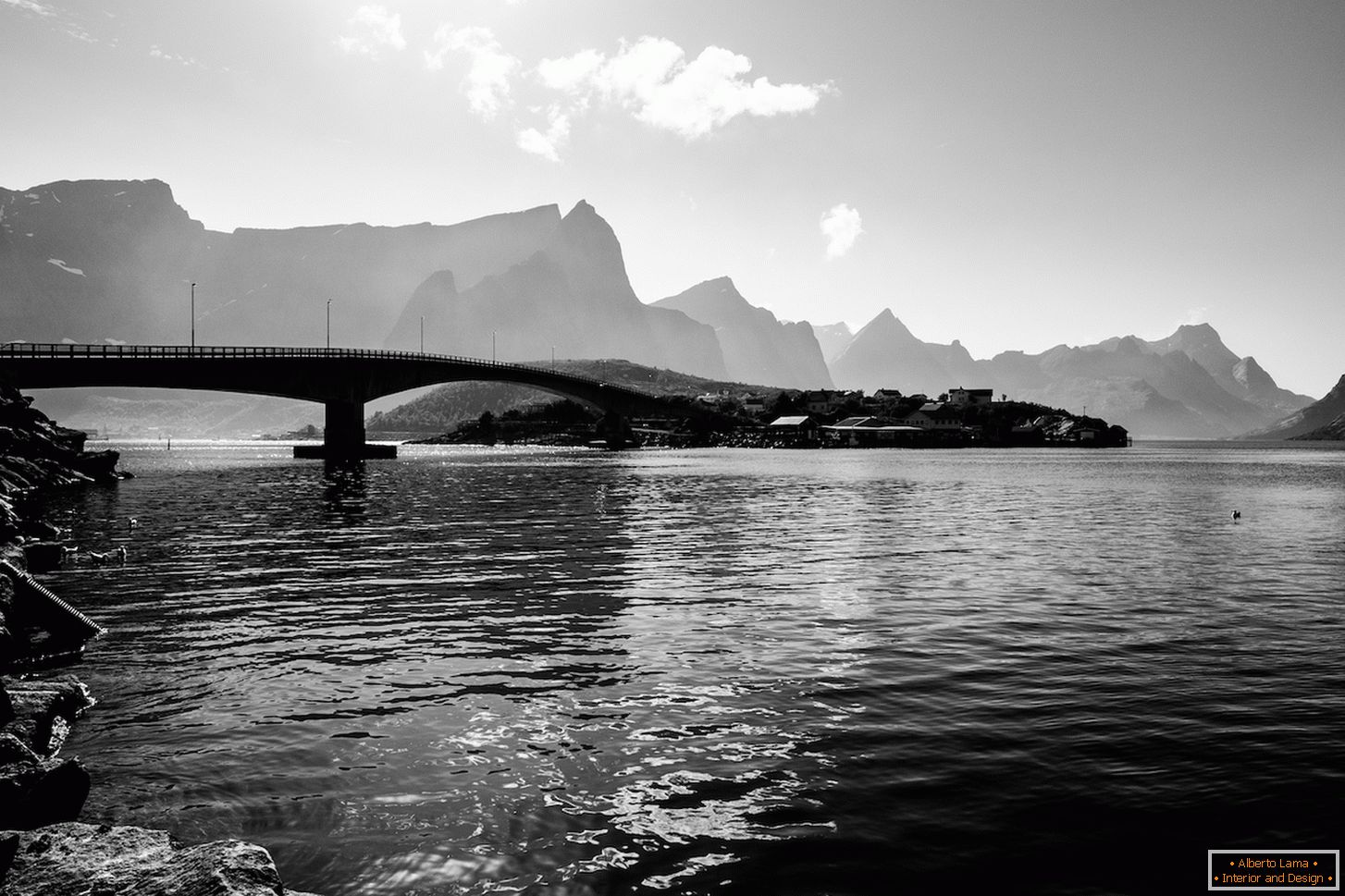 Čierna a biela snímka mosta
