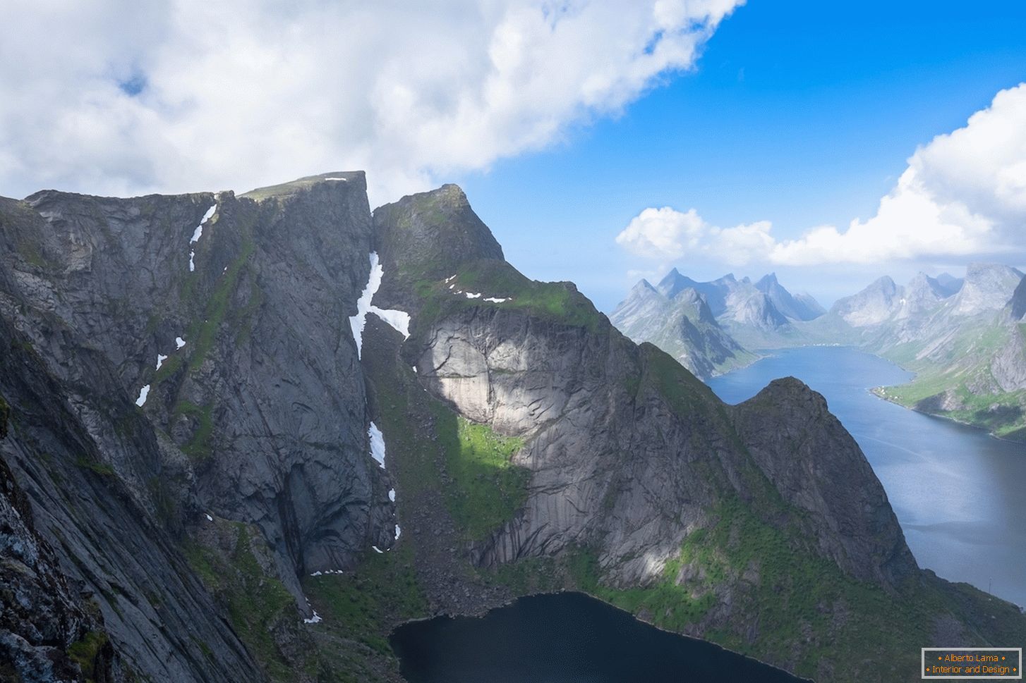 Nezabudnuteľný výhľad z pohľadu z vtáčej perspektívy na nórske hory
