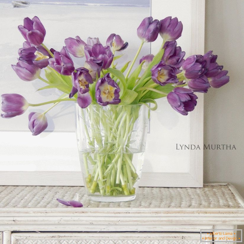 Kytica tulipánov na stole