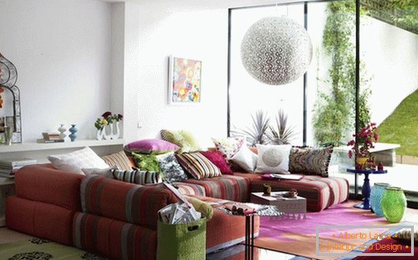 Farebný nábytok v obývacej izbe