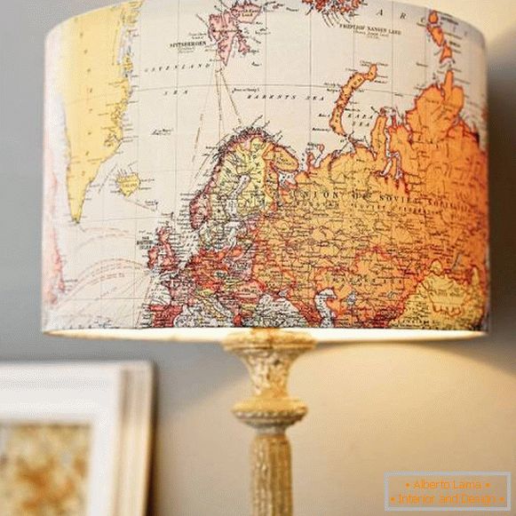 Stolná lampa z mapy