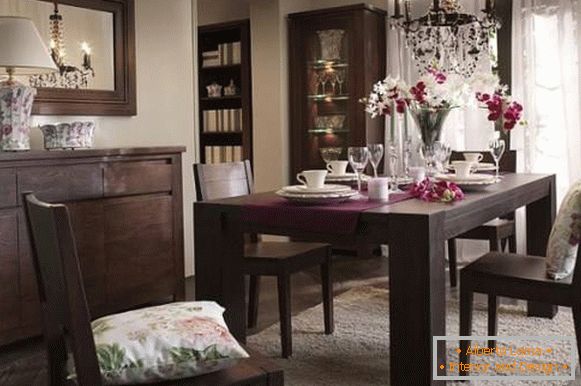 Dekorácie stolových stolov v luxusných farbách