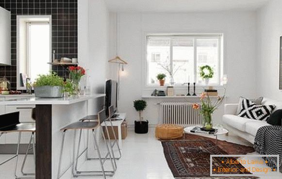 Obývacia izba kombinovaná s malou kuchyňou