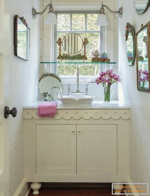 Zrkadlá a ďalšie kúpeľňové doplnky v štýle Provence