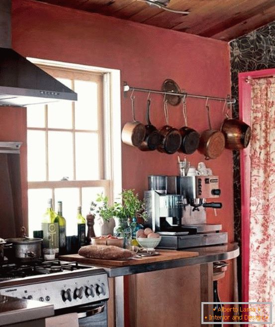 Kuchynská dekorácia vo farbe Marsala