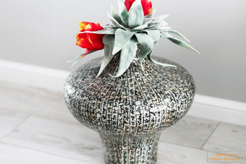 Dekoratívna váza s kvetmi