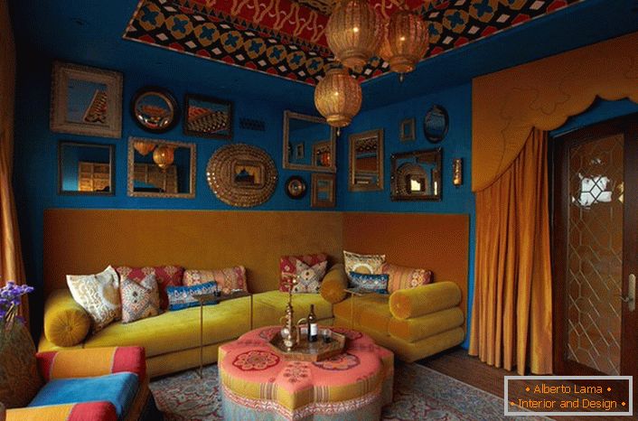Charakter obývacej izby bohatej indickej rodiny je kombináciou indických farieb, luxusu a mnohých ozdobných gizmosov.