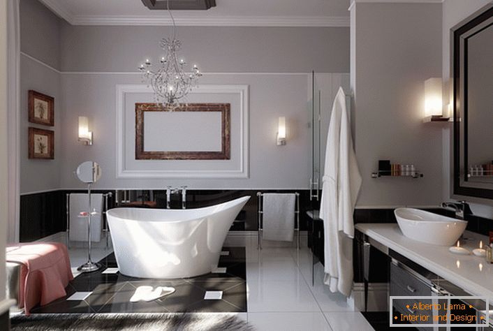 Priestranná, svetlá kúpeľňa. Tenké dizajnové riešenie sa dá nazvať koberec z prírodnej vlny.
