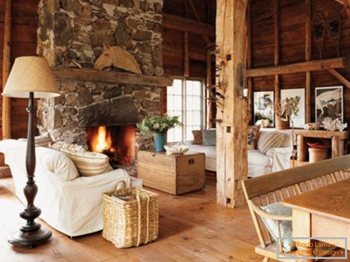 Lovecký dom s obývacou izbou v štýle krajiny.