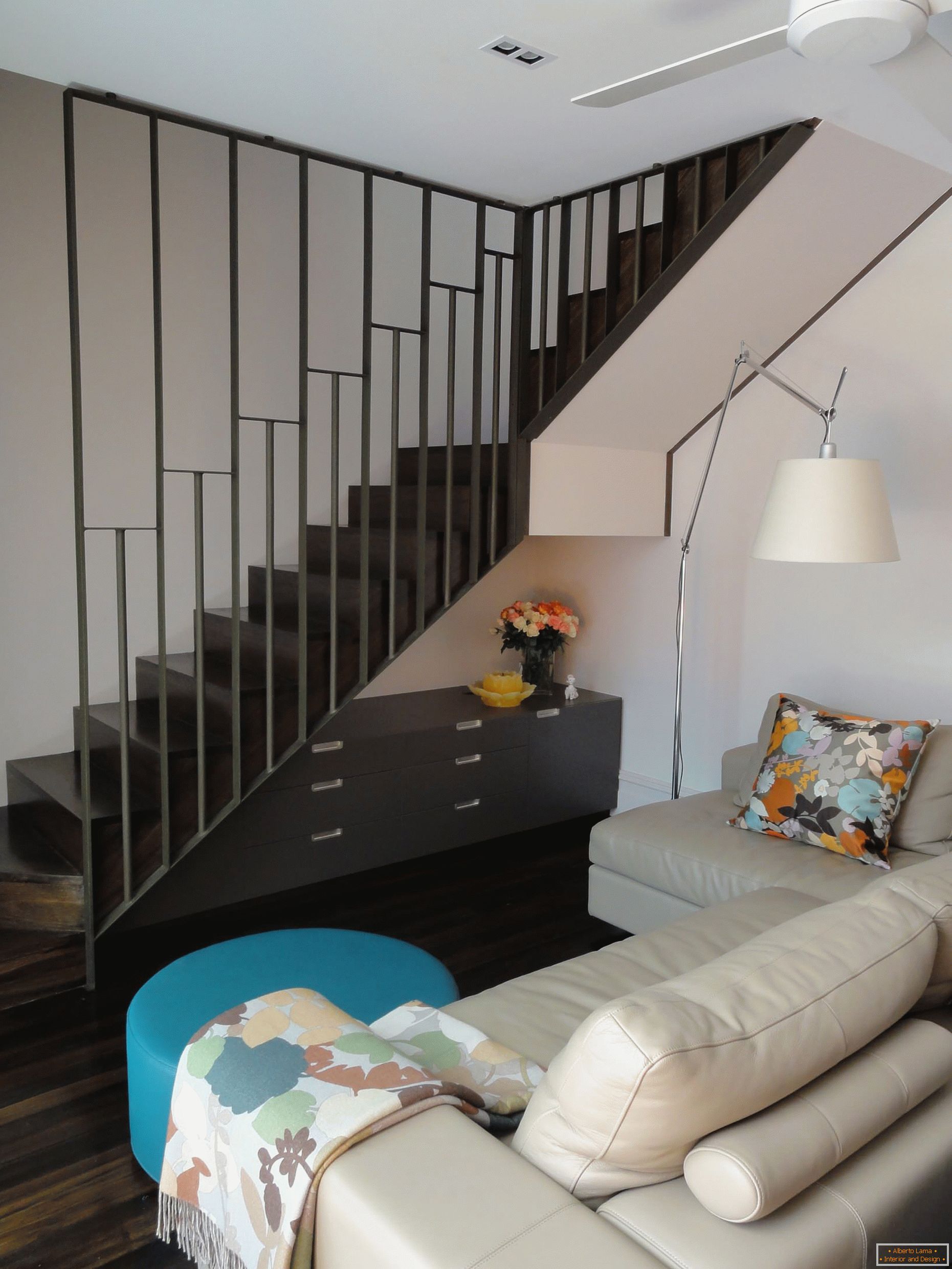 Malá obývacia izba pod schody