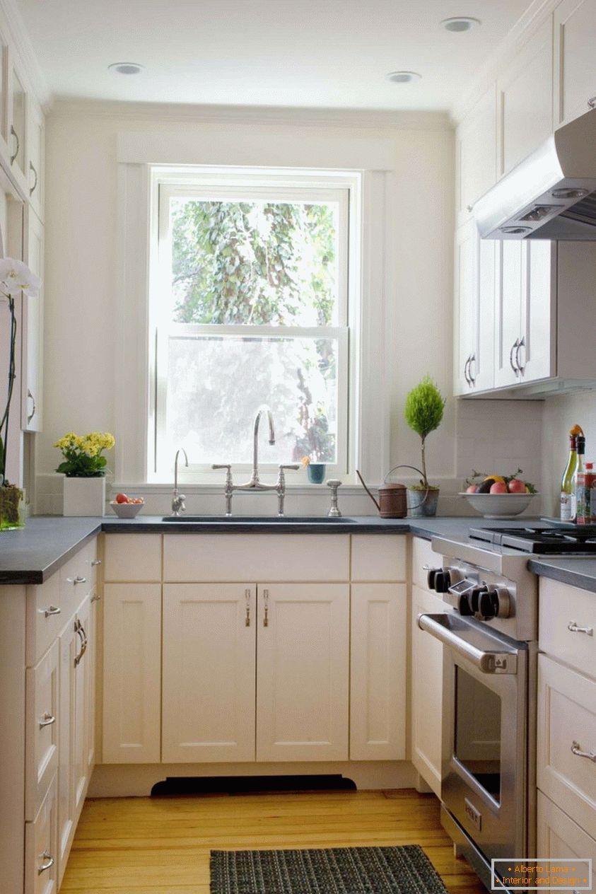 Interiér malej kuchyne v bielych tónoch