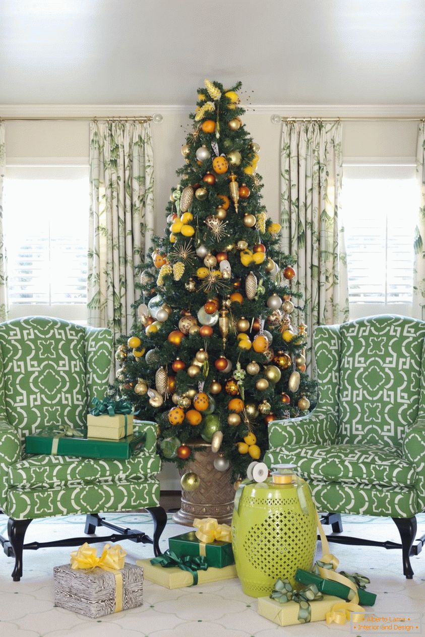 Veľký vianočný strom v banke, pre bezpečnosť domácich miláčikov