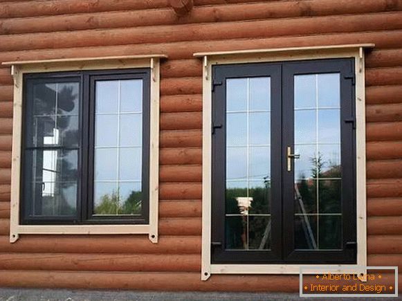 okná v drevenom dome