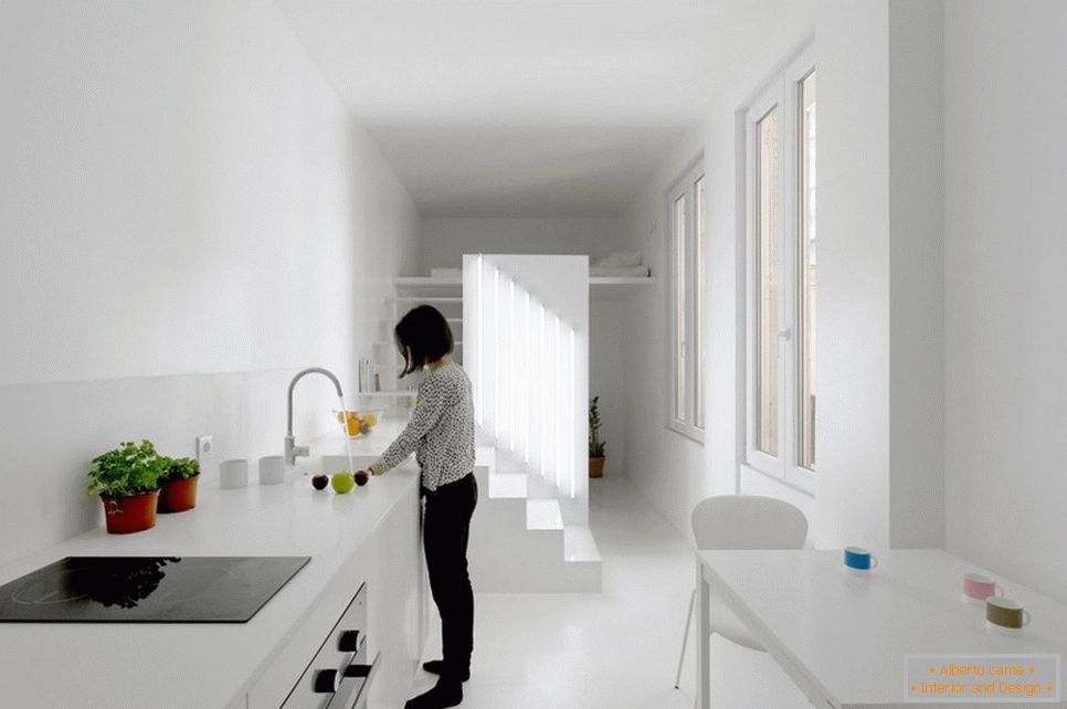 Dvojúrovňový štúdiový apartmán v bielej farbe