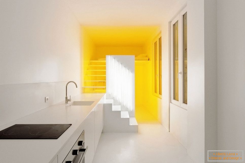 Žlté osvetlenie v bielom apartmáne