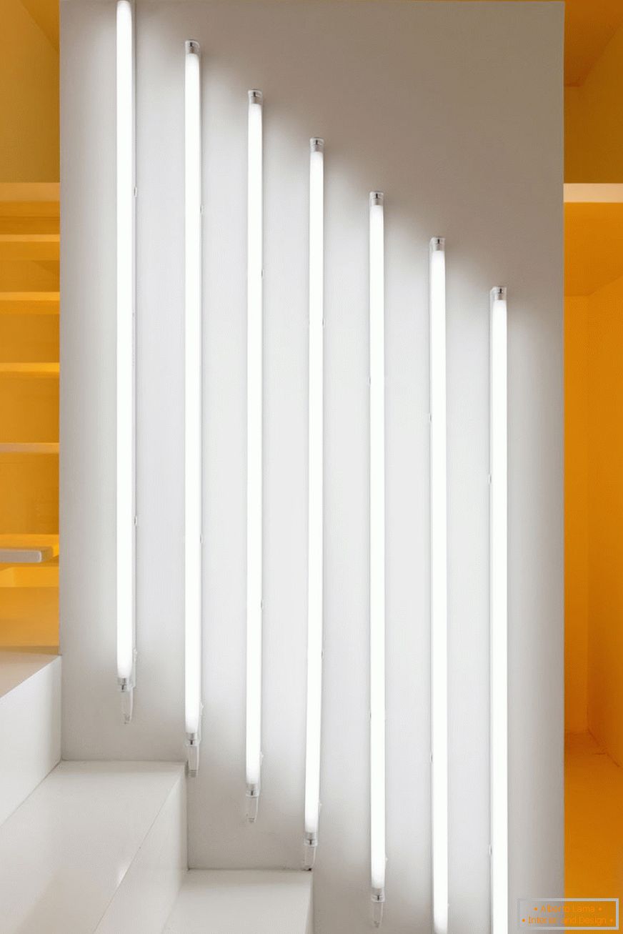 Biele vertikálne svietidlá na stenu