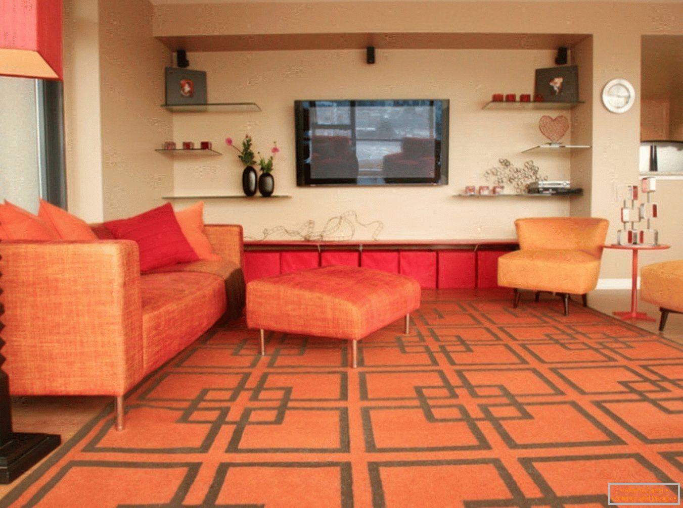 Oranžový koberec a nábytok