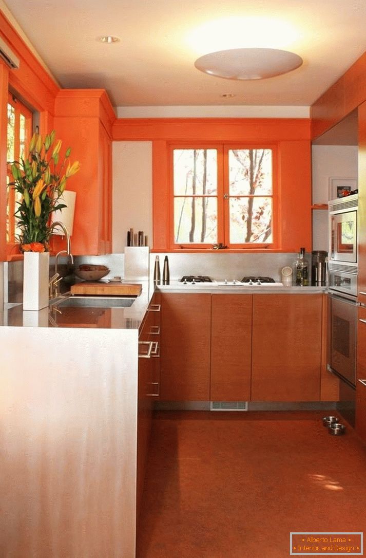Steny maľované oranžovou farbou