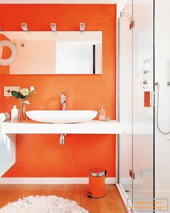 Zrkadlo v oranžovej kúpeľni