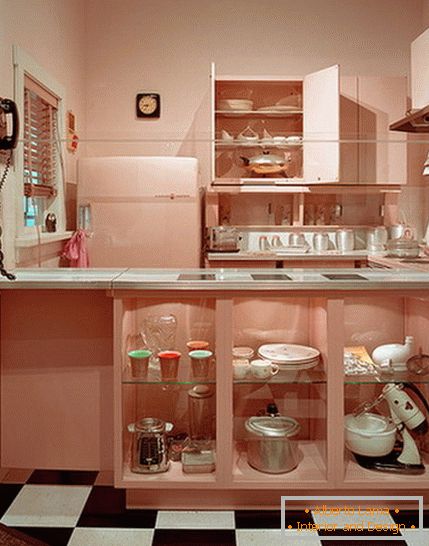 Interiér malej kuchyne v jasných farbách