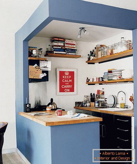 Interiér malej kuchyne v jasných farbách